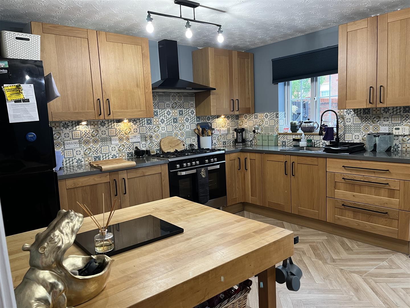 4 bed property in Leek New Road, Stoke-On-Trent